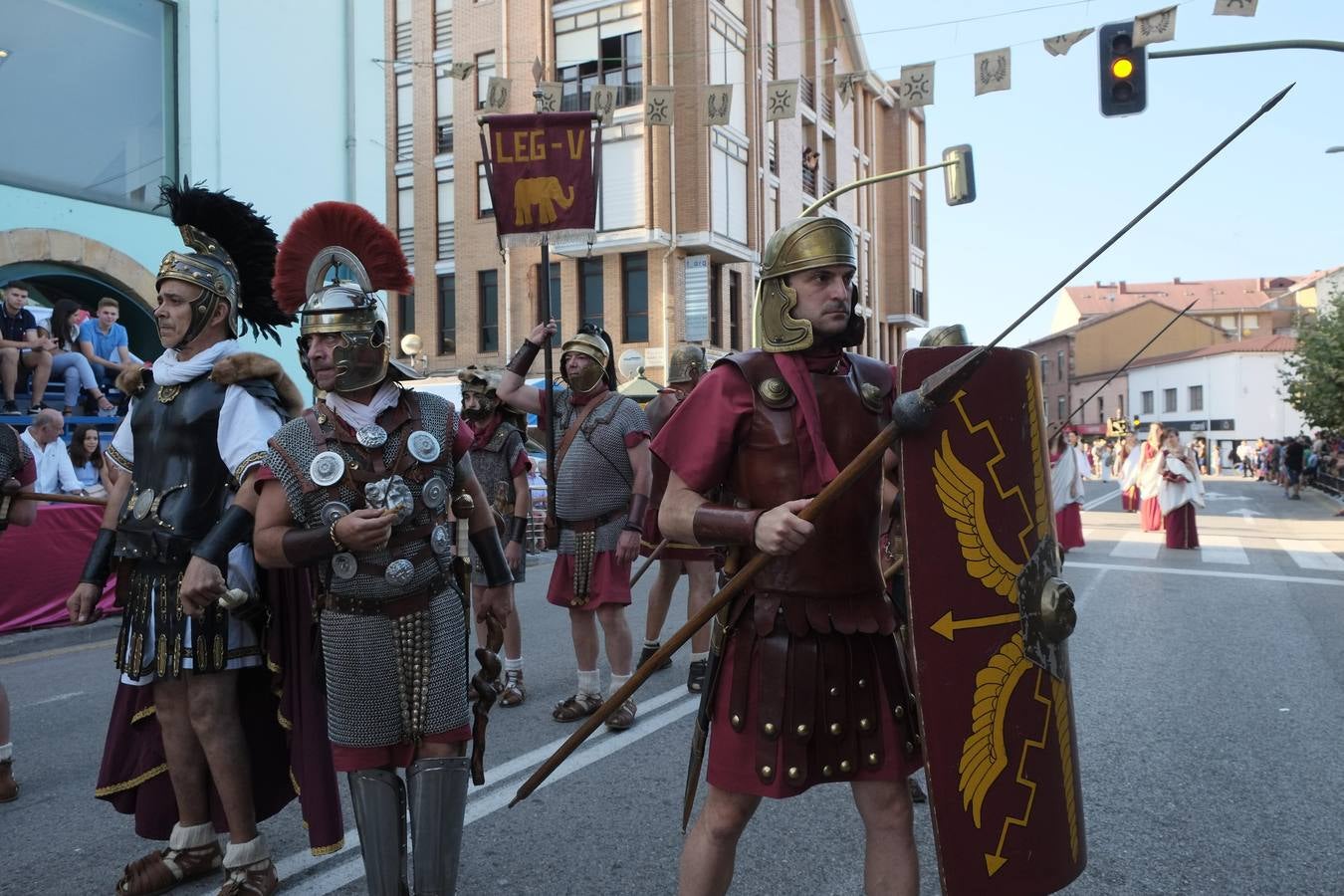 Cántabros y romanos acapararon la atención de un público entregado a la fiesta que cerró con su desfile general una multitudinaria edición 