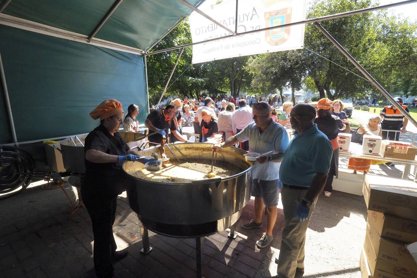 Fotos: Cocido montañés para celebrar en Punta Parayas la Fiesta de la Convivencia de los Pueblos