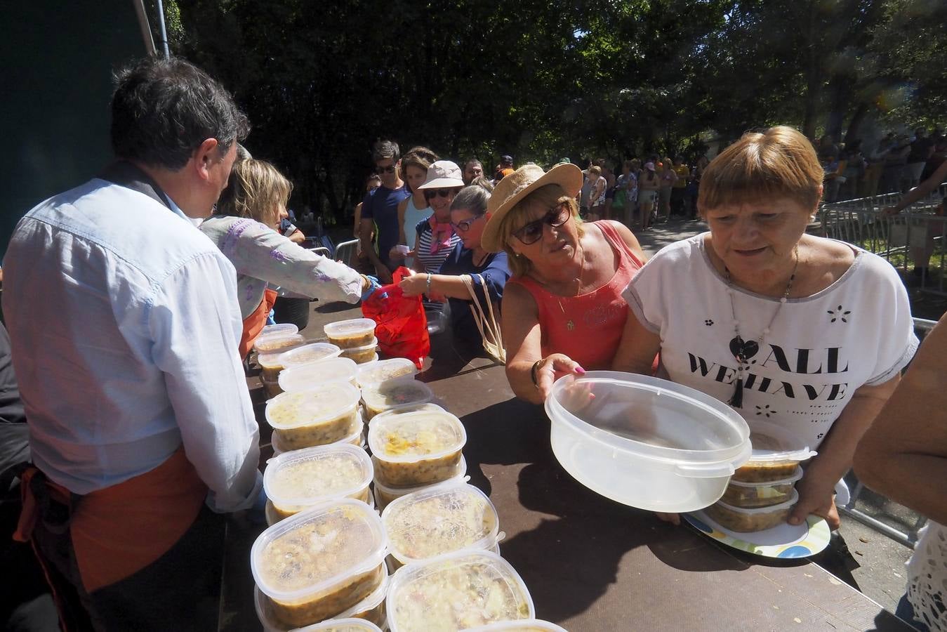 Fotos: Cocido montañés para celebrar en Punta Parayas la Fiesta de la Convivencia de los Pueblos
