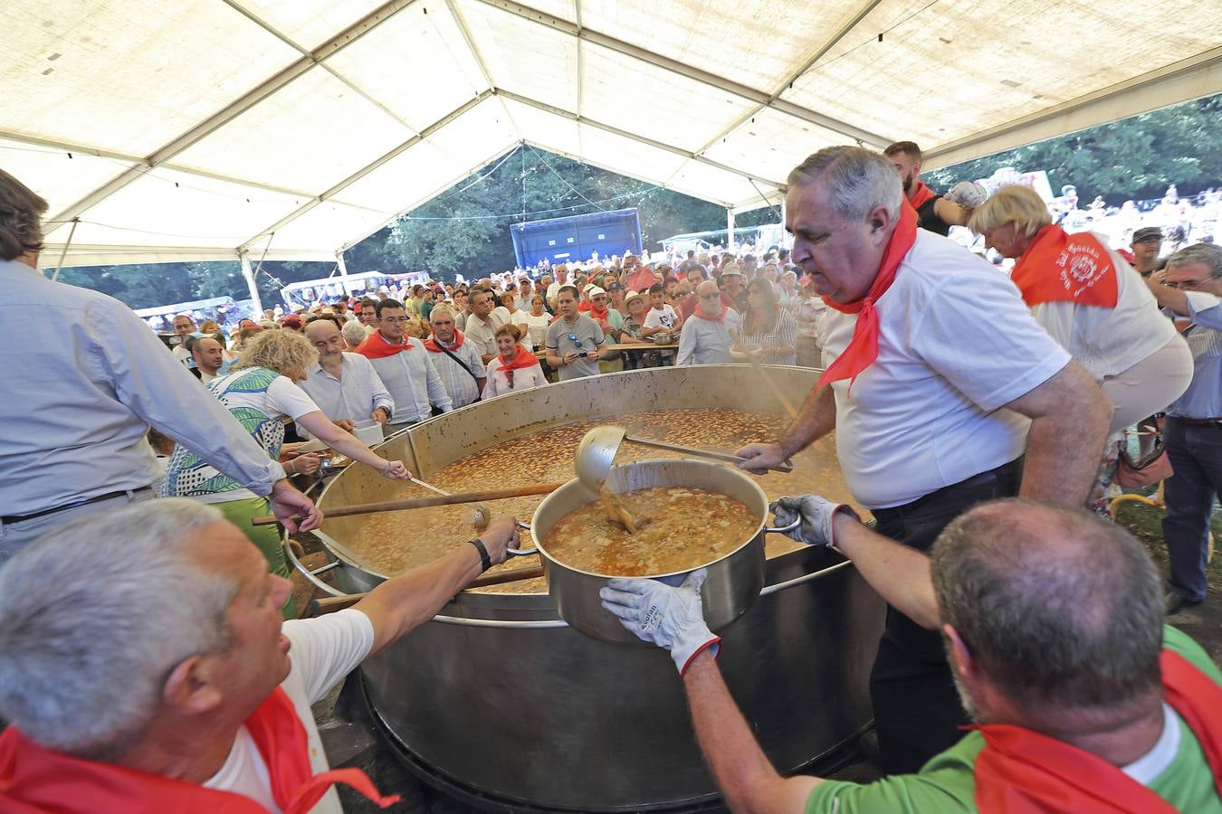 Esta celebración, declarada de Interés Turístico Regional, ha atraído un año más a multitud de visitantes y vecinos a la tradicional campa, donde se han repartido miles de raciones del guiso montañés