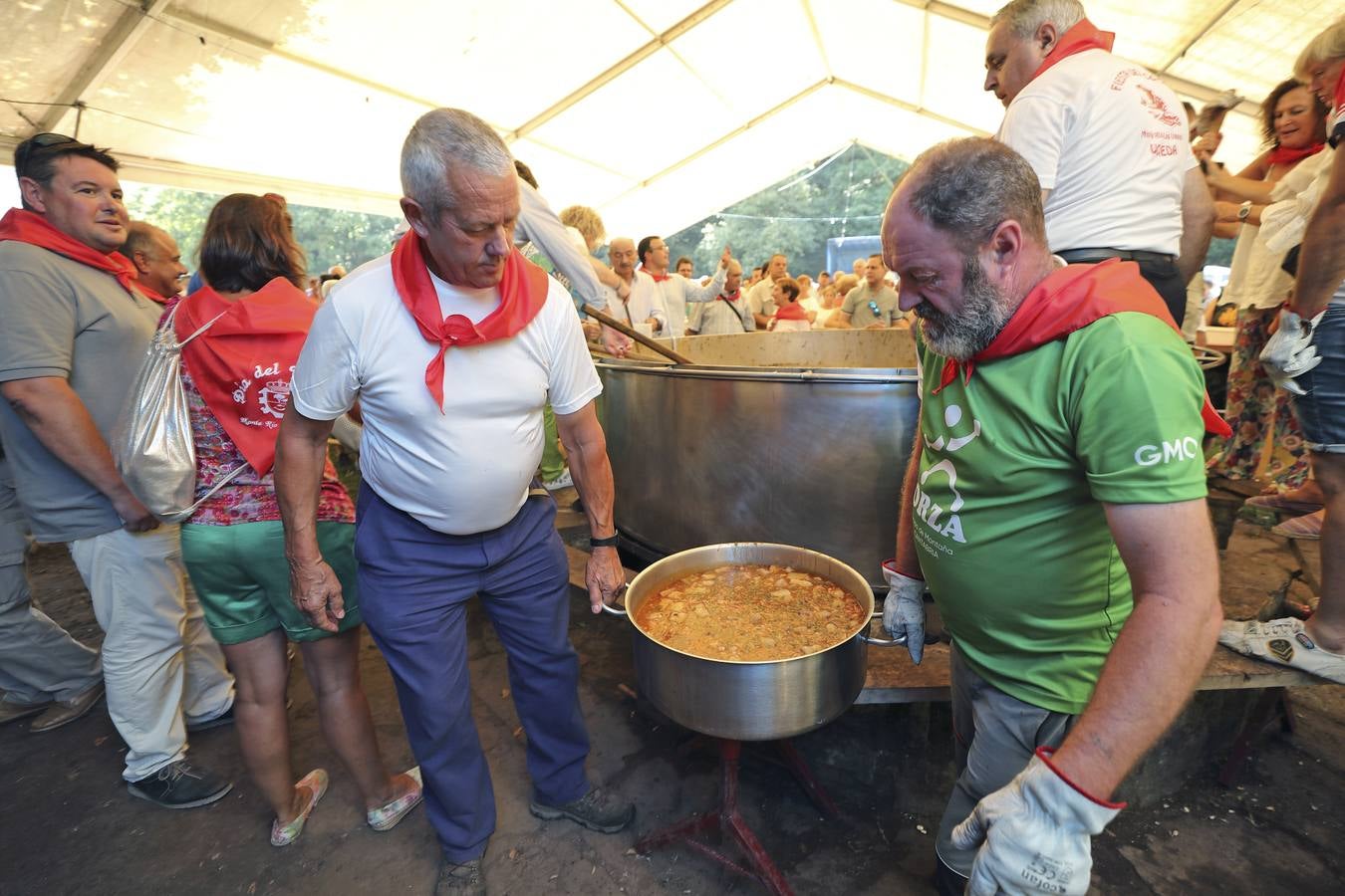 Esta celebración, declarada de Interés Turístico Regional, ha atraído un año más a multitud de visitantes y vecinos a la tradicional campa, donde se han repartido miles de raciones del guiso montañés