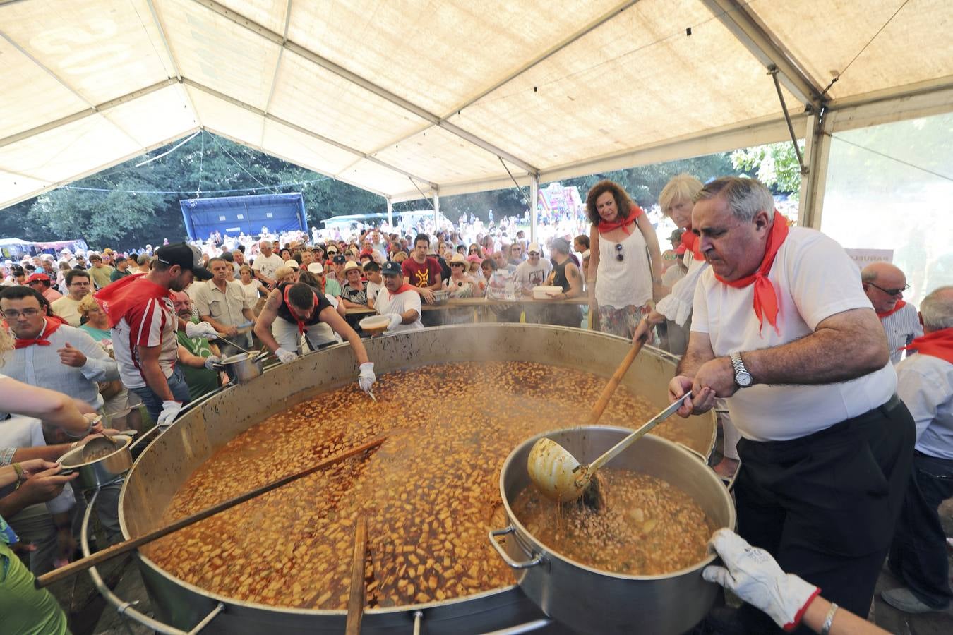 Esta celebración, declarada de Interés Turístico Regional, ha atraído un año más a multitud de visitantes y vecinos a la tradicional campa, donde se han repartido miles de raciones del guiso montañés