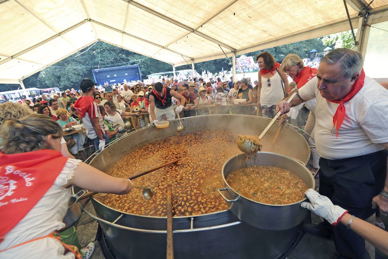 Esta celebración, declarada de Interés Turístico Regional, ha atraído un año más a multitud de visitantes y vecinos a la tradicional campa, donde se han repartido miles de raciones del guiso montañés