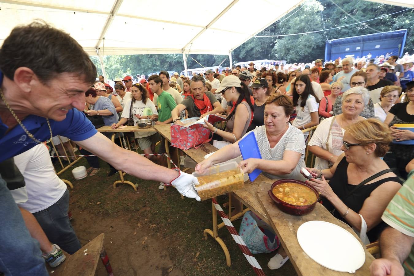 Esta celebración, declarada de Interés Turístico Regional, ha atraído un año más a multitud de visitantes y vecinos a la tradicional campa, donde se han repartido miles de raciones del guiso montañés