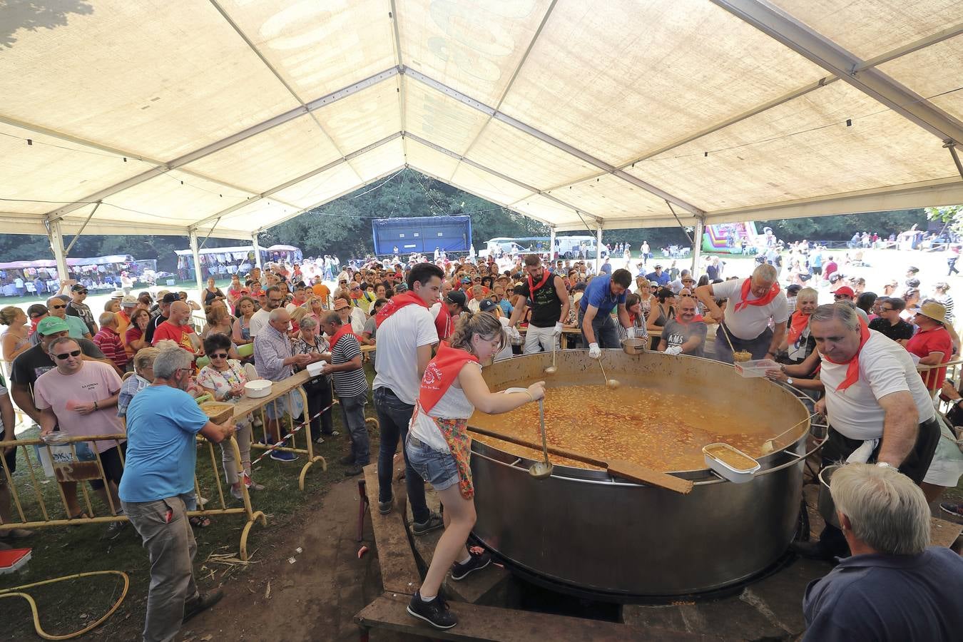 Esta celebración, declarada de Interés Turístico Regional, ha atraído un año más a multitud de visitantes y vecinos a la tradicional campa, donde se han repartido miles de raciones del guiso montañés