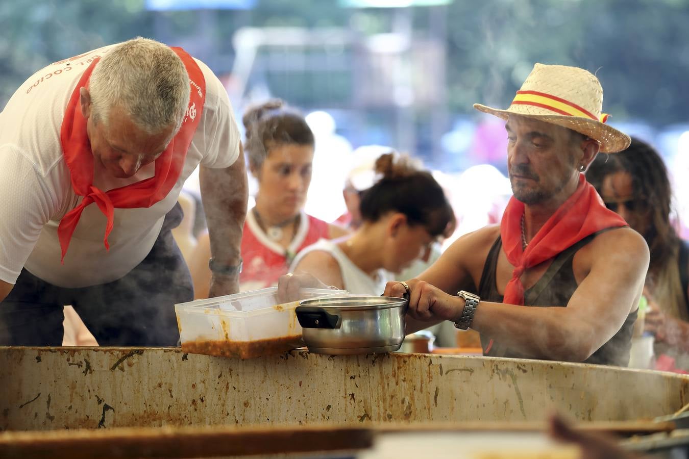 Esta celebración, declarada de Interés Turístico Regional, ha atraído un año más a multitud de visitantes y vecinos a la tradicional campa, donde se han repartido miles de raciones del guiso montañés