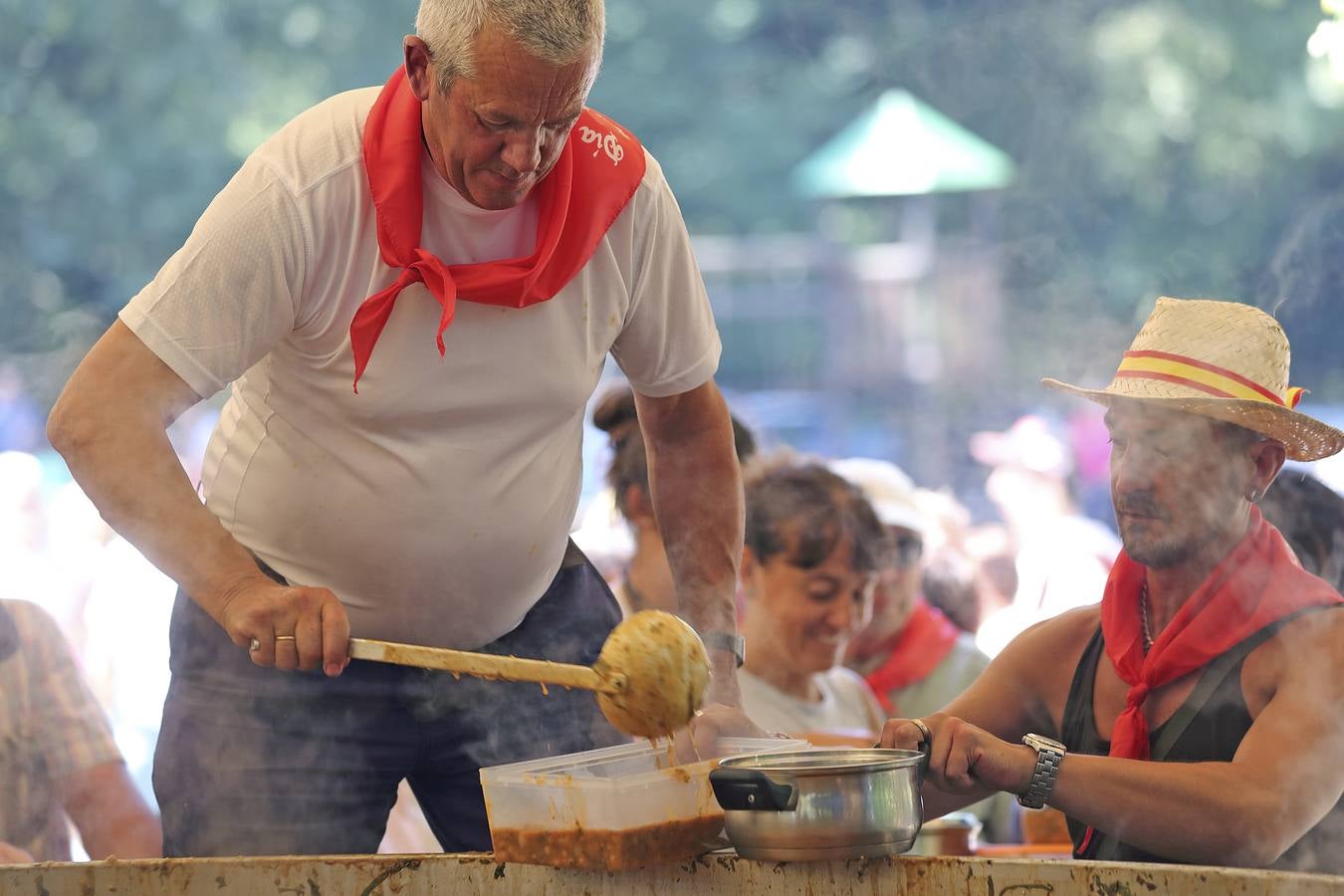 Esta celebración, declarada de Interés Turístico Regional, ha atraído un año más a multitud de visitantes y vecinos a la tradicional campa, donde se han repartido miles de raciones del guiso montañés