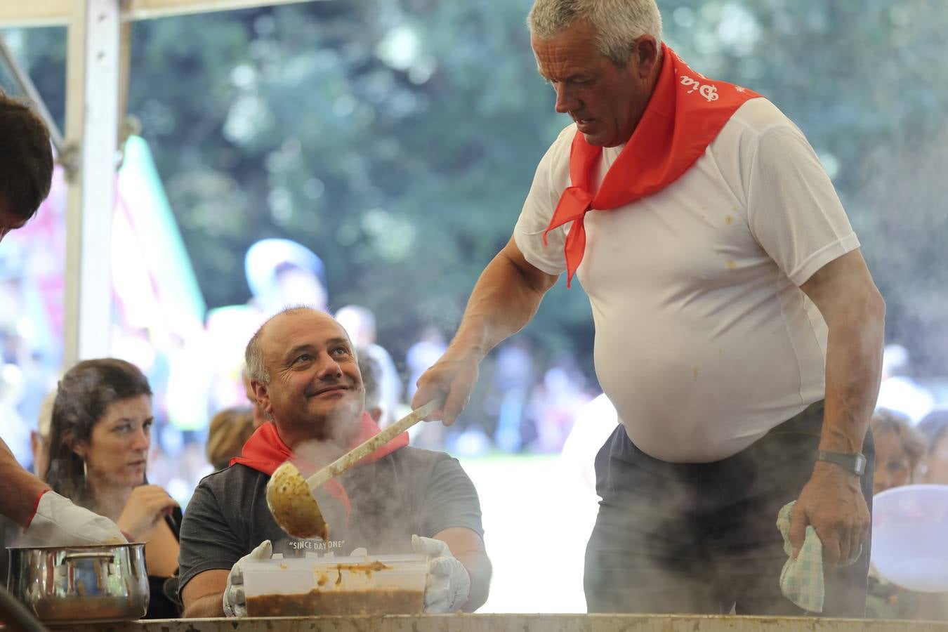 Esta celebración, declarada de Interés Turístico Regional, ha atraído un año más a multitud de visitantes y vecinos a la tradicional campa, donde se han repartido miles de raciones del guiso montañés