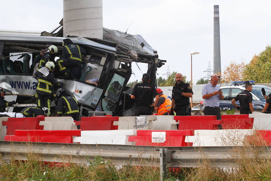 Varios muertos y decenas de heridos tras chocar un autobús contra un pilar de hormingón