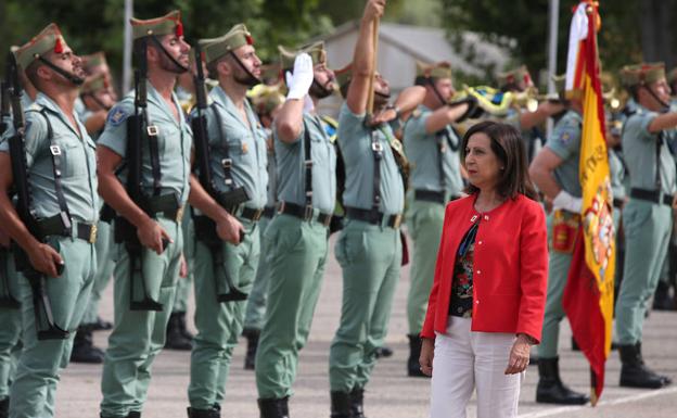La ministra de Defensa, Margarita Robles, pasando revista a las tropas. 
