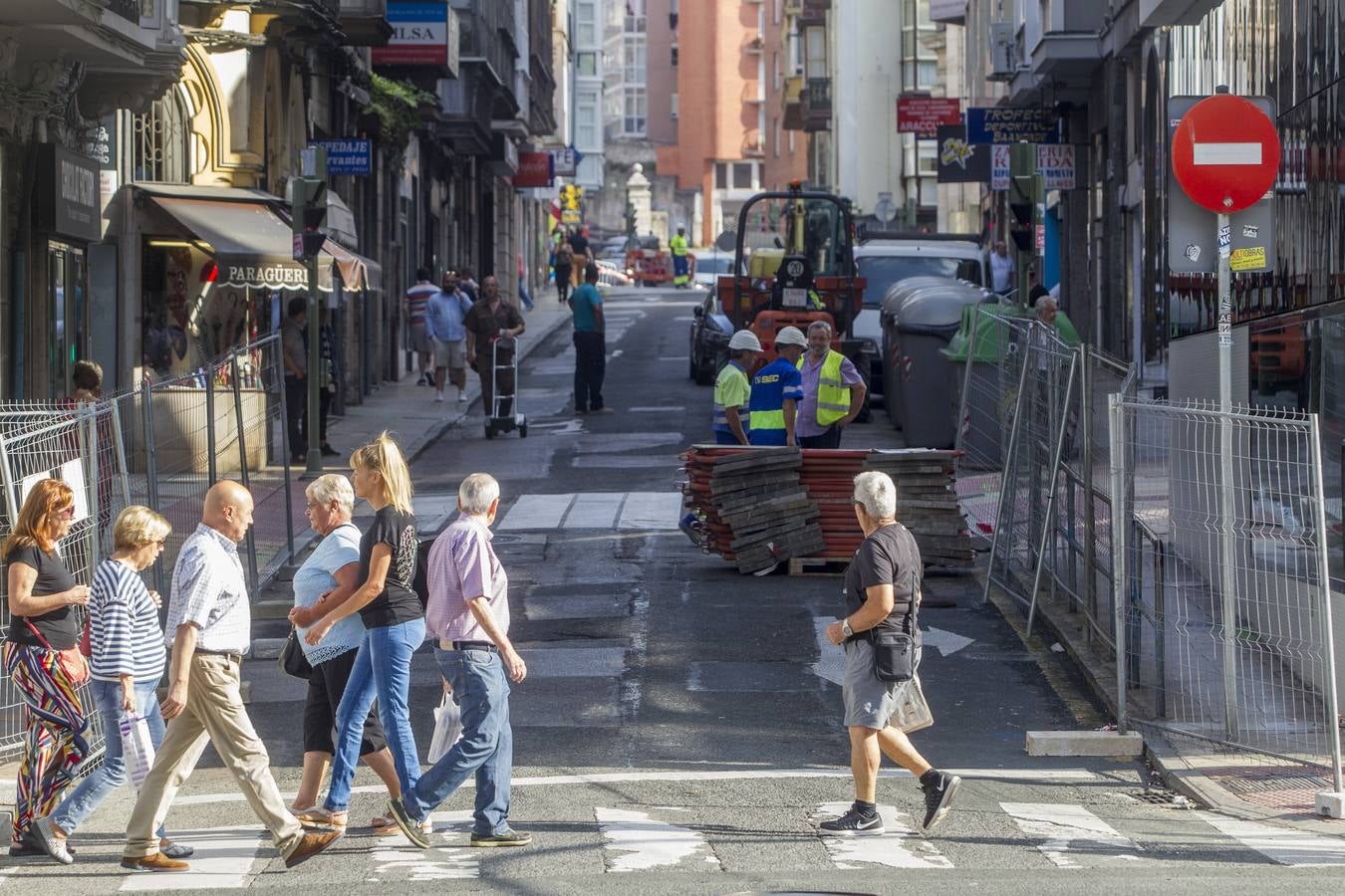 Los trabajos en este céntrico vial de la capital cántabra se prolongarán por espacio de tres meses, hasta el puente de la Constitución