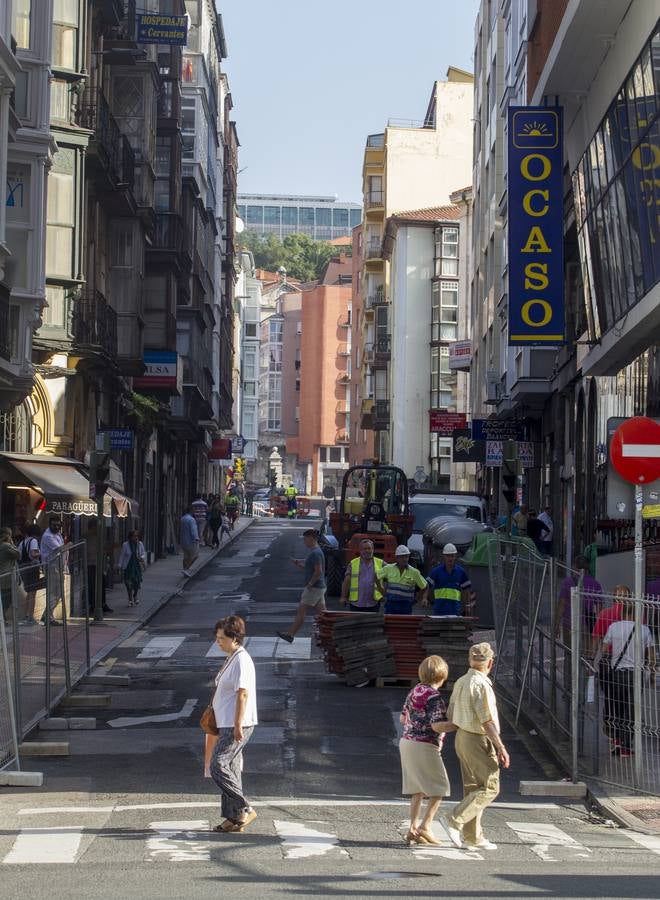 Los trabajos en este céntrico vial de la capital cántabra se prolongarán por espacio de tres meses, hasta el puente de la Constitución