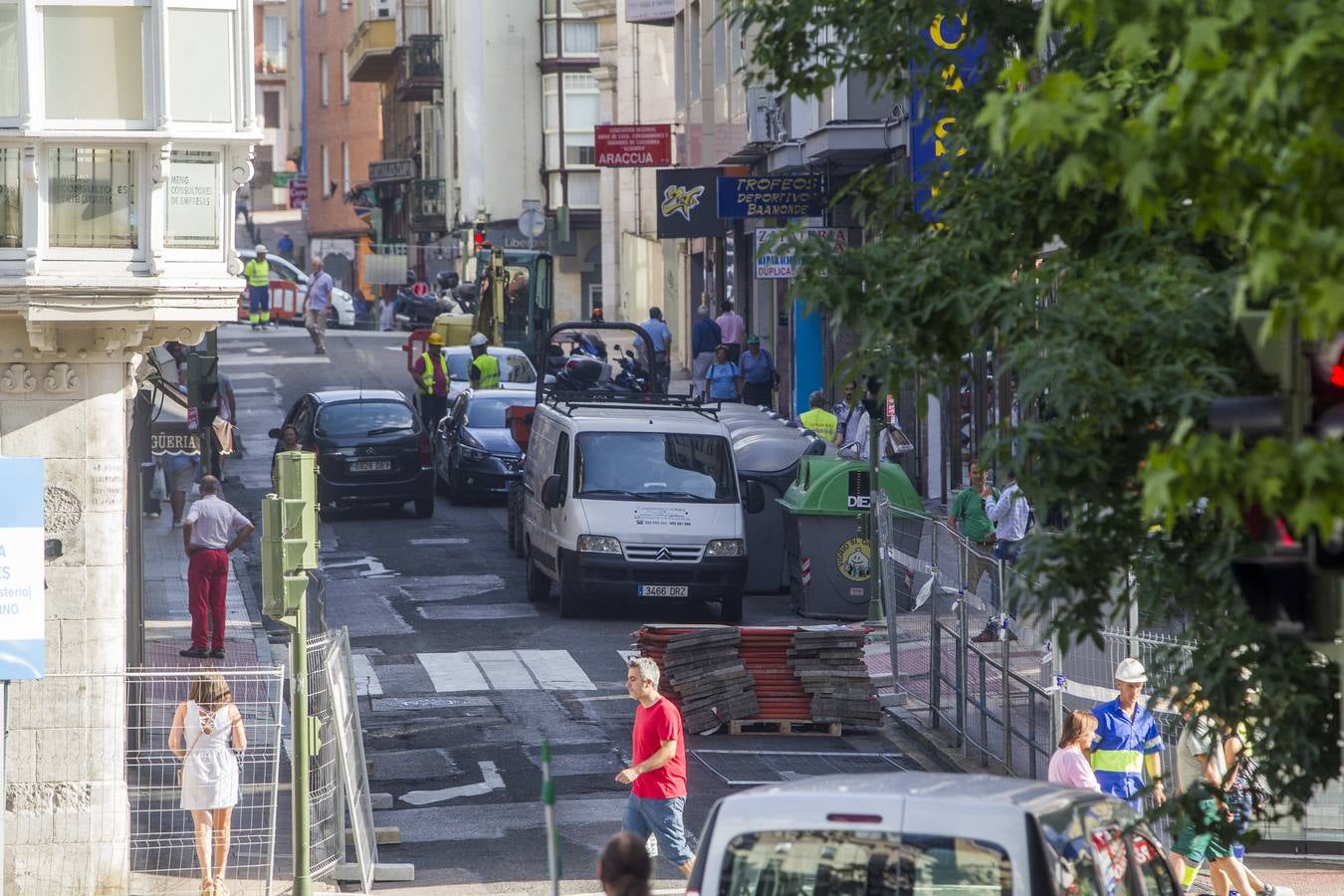 Los trabajos en este céntrico vial de la capital cántabra se prolongarán por espacio de tres meses, hasta el puente de la Constitución