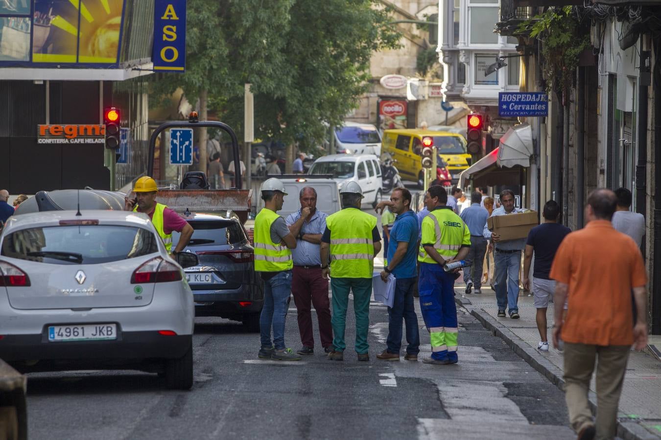 Los trabajos en este céntrico vial de la capital cántabra se prolongarán por espacio de tres meses, hasta el puente de la Constitución