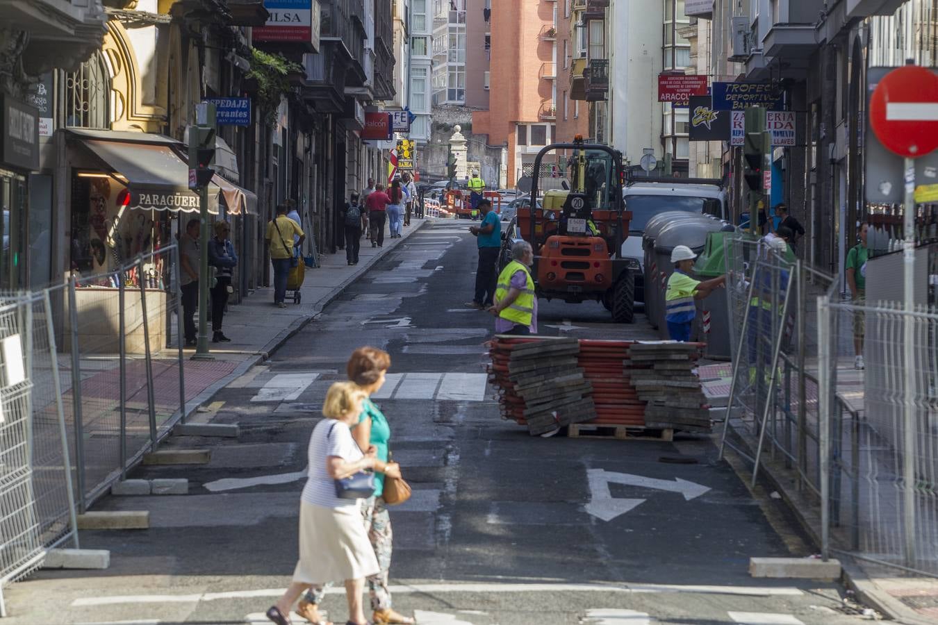 Los trabajos en este céntrico vial de la capital cántabra se prolongarán por espacio de tres meses, hasta el puente de la Constitución