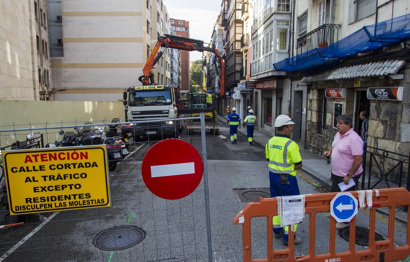 Los trabajos en este céntrico vial de la capital cántabra se prolongarán por espacio de tres meses, hasta el puente de la Constitución