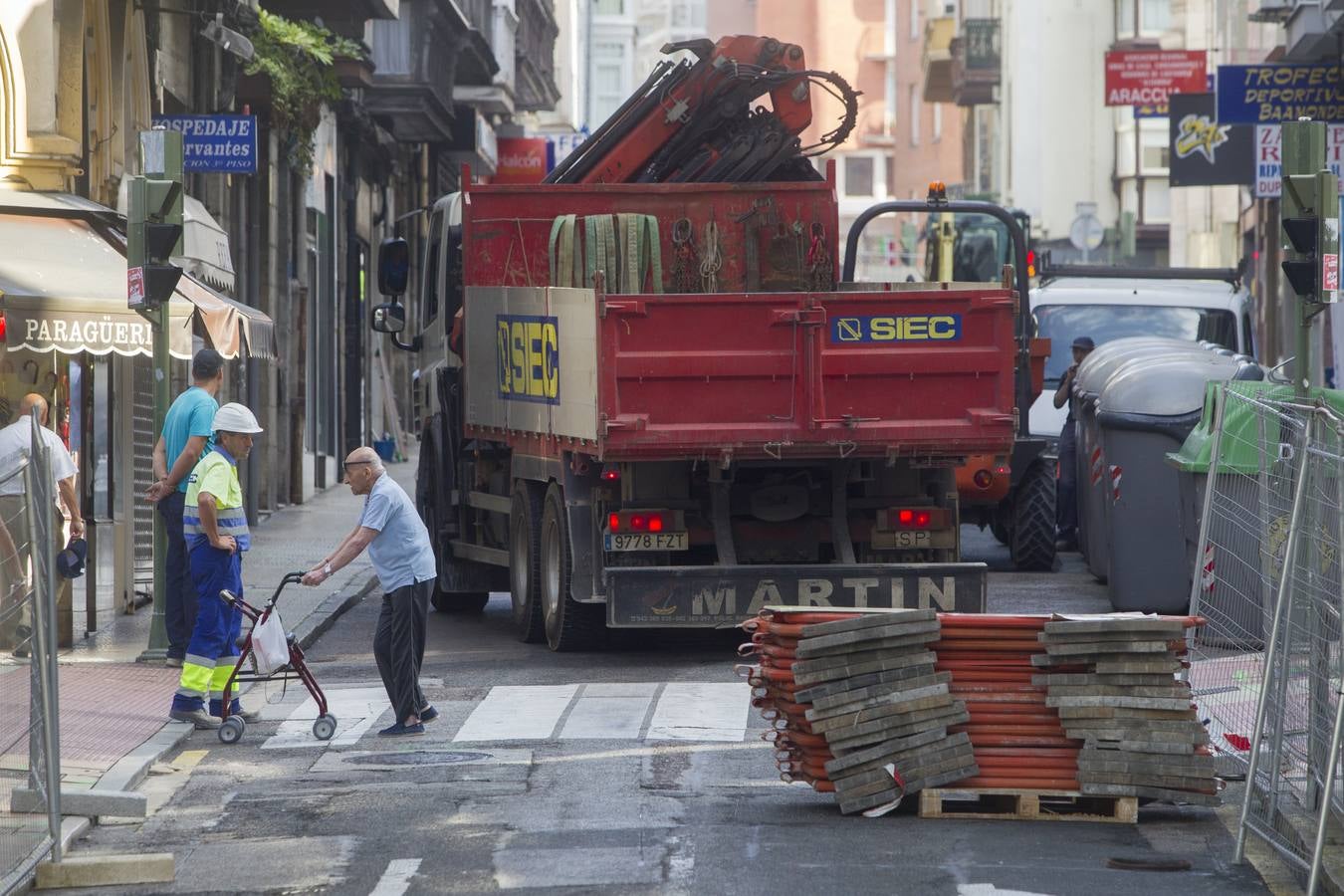 Los trabajos en este céntrico vial de la capital cántabra se prolongarán por espacio de tres meses, hasta el puente de la Constitución