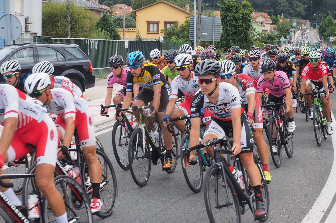 El gallego del Supermercados Froiz enjuga en Maliaño la diferencia de 12 segundos con el cántabro Antonio Angulo para llevarse el último maillot amarillo.