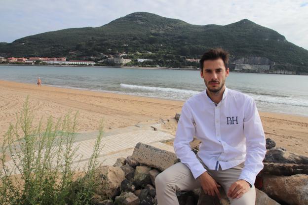 Mario de Lucio posa en la explanada de El Puntal desde donde partiría el puente con destino al Fuerte de San Martín, al fondo. 