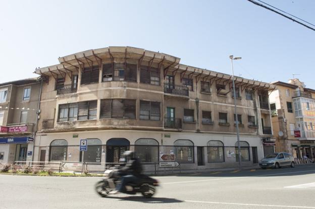 El edificio invadido por las palomas está ubicado en pleno centro de Sarón