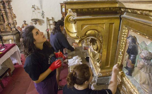 El último día en la iglesia de Santiago los participantes en el proyecto terminaron de limpiar el altar.