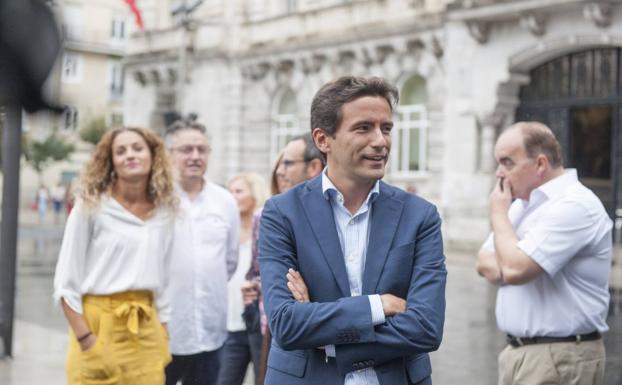 Pedro Casares, esta mañana frente al Ayuntamiento de Santander.