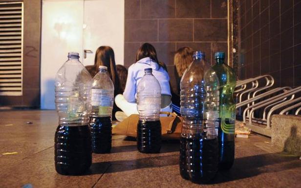 El alcohol es la adicción más consumida por los jóvenes cántabros, seguida del tabaco y el cannabis. 