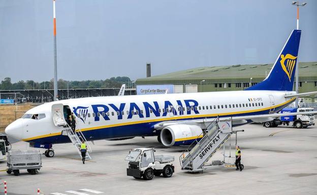 Bélgica avisa a Ryanair de que no puede subir un billete ya comprado con la tasa a la maleta