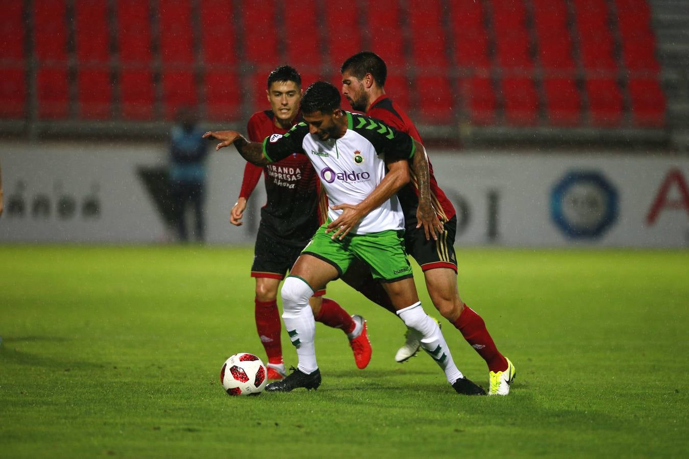 Fotos: Encuentro Mirandés-Racing de la Copa del Rey