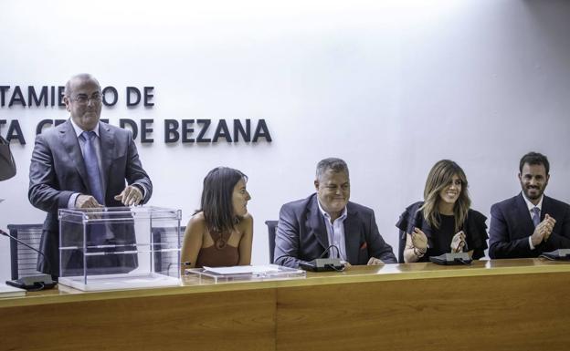 Imagen de archivo del alcalde de Bezana, Joaquín Gómez (centro), en su toma de posesión.