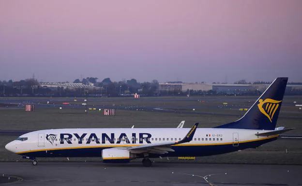 Avión de Ryanair en el aeropuerto de Dublín.