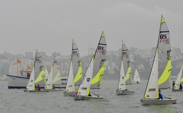 Los barcos de la clase RS Feva toman la salida en la última prueba que han disputado en esta Semana Internacional de Vela Ciudad de Santander.