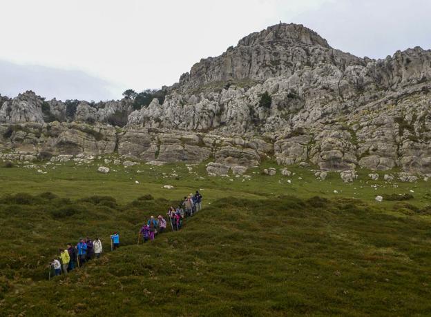 Una excursión regresa de la cima del pico Cerredo, al fondo de la imagen. :: F. García