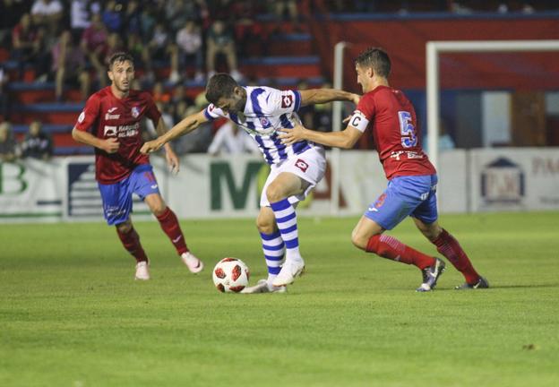 Nacho Rodríguez controla el balón en el partido ante el Calahorra. 