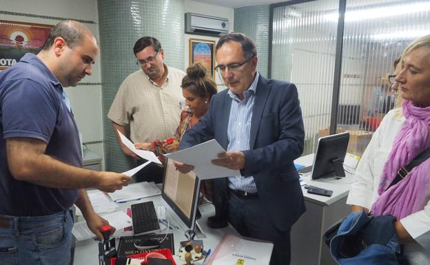 El alcalde de Torrelavega registró ayer su candidatura junto a Alfonso Boo, Esther Vélez, Carmen Laso y Mariángeles Pérez Flor. 