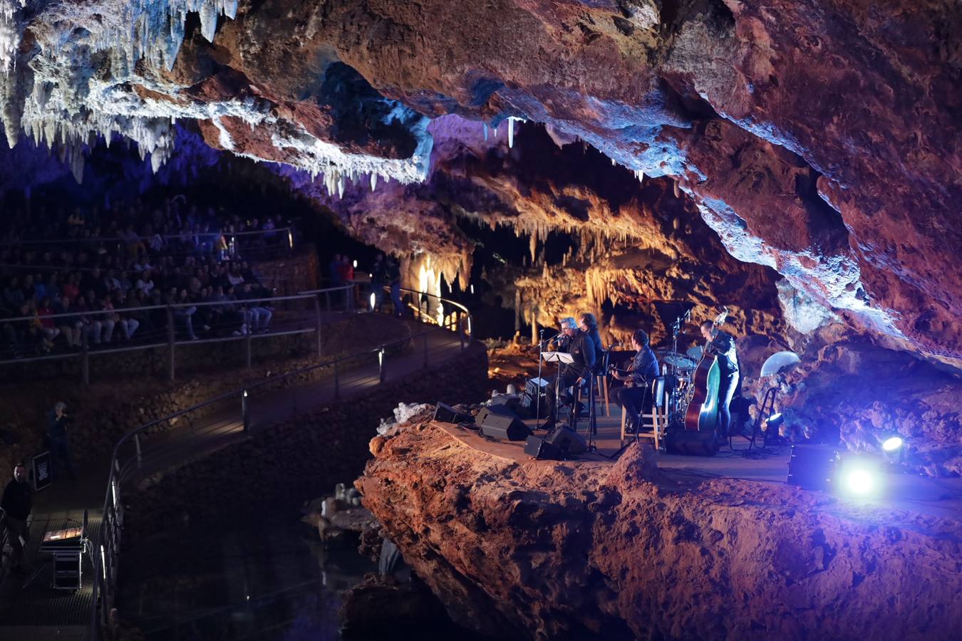 Fotos: Loquillo repasa 40 añosd e carrera desde la cueva de El Soplao