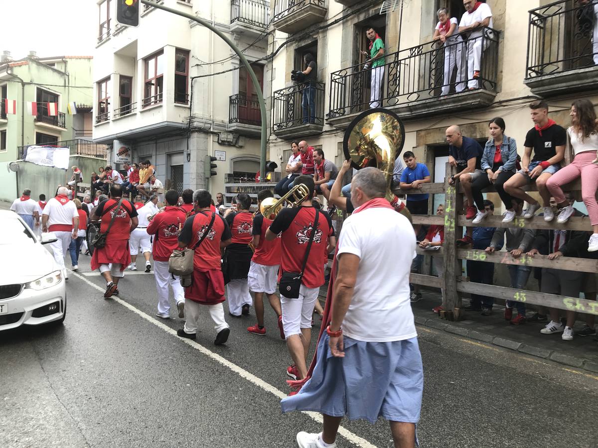 Fotos: Imágenes del primer encierro de las fiestas de Ampuero