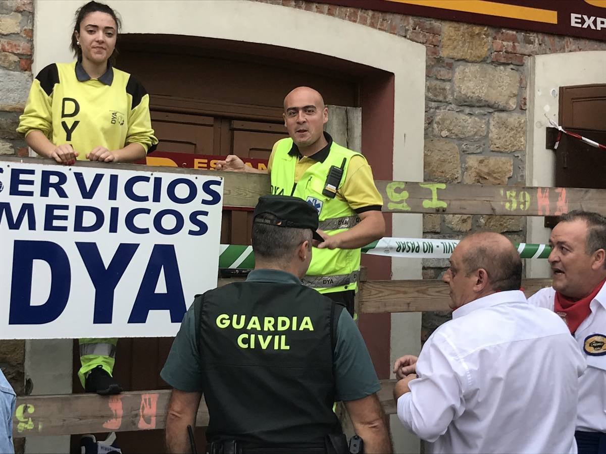 Fotos: Imágenes del primer encierro de las fiestas de Ampuero