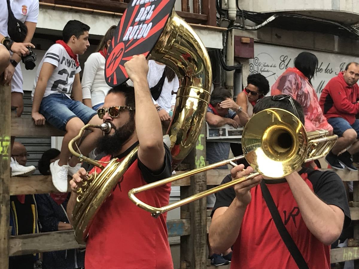 Fotos: Imágenes del primer encierro de las fiestas de Ampuero