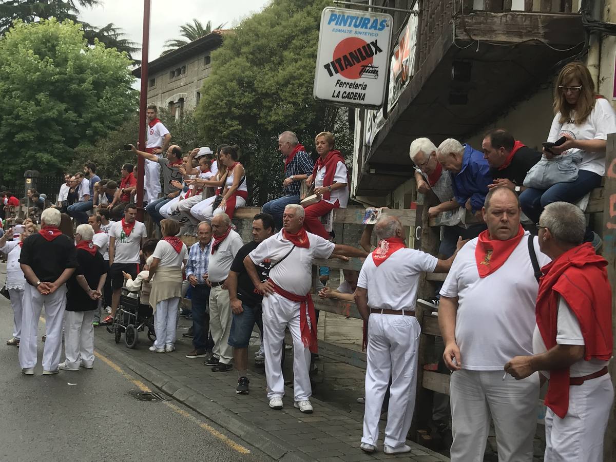 Fotos: Imágenes del primer encierro de las fiestas de Ampuero