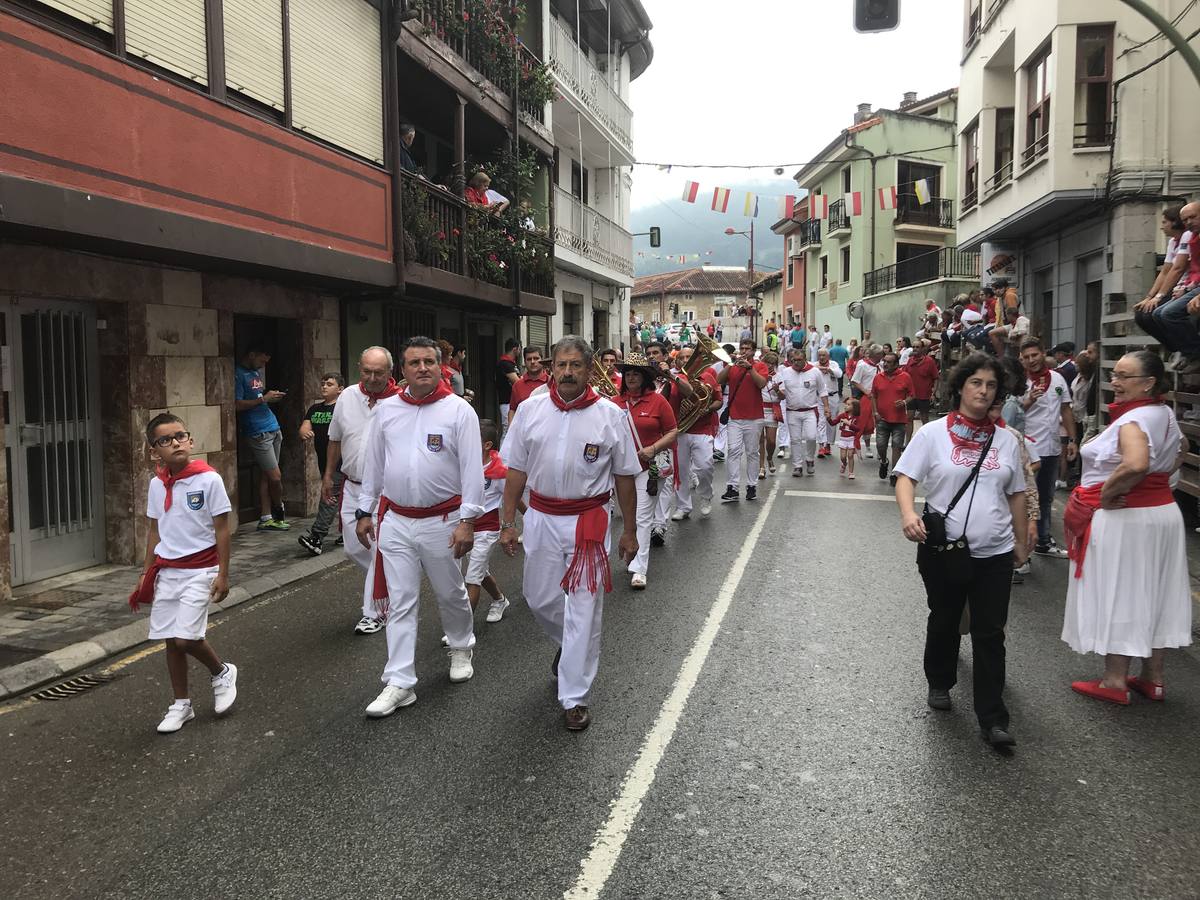 Fotos: Imágenes del primer encierro de las fiestas de Ampuero