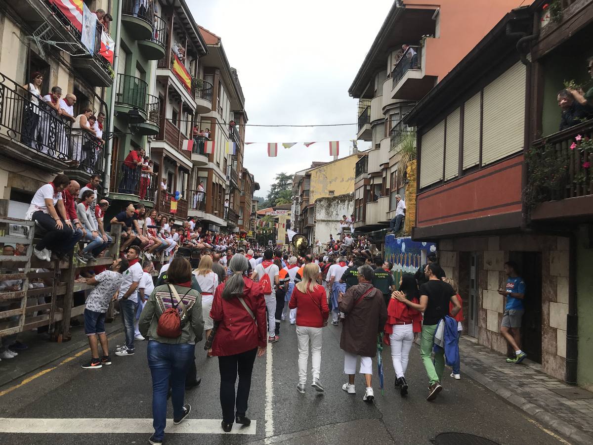 Fotos: Imágenes del primer encierro de las fiestas de Ampuero