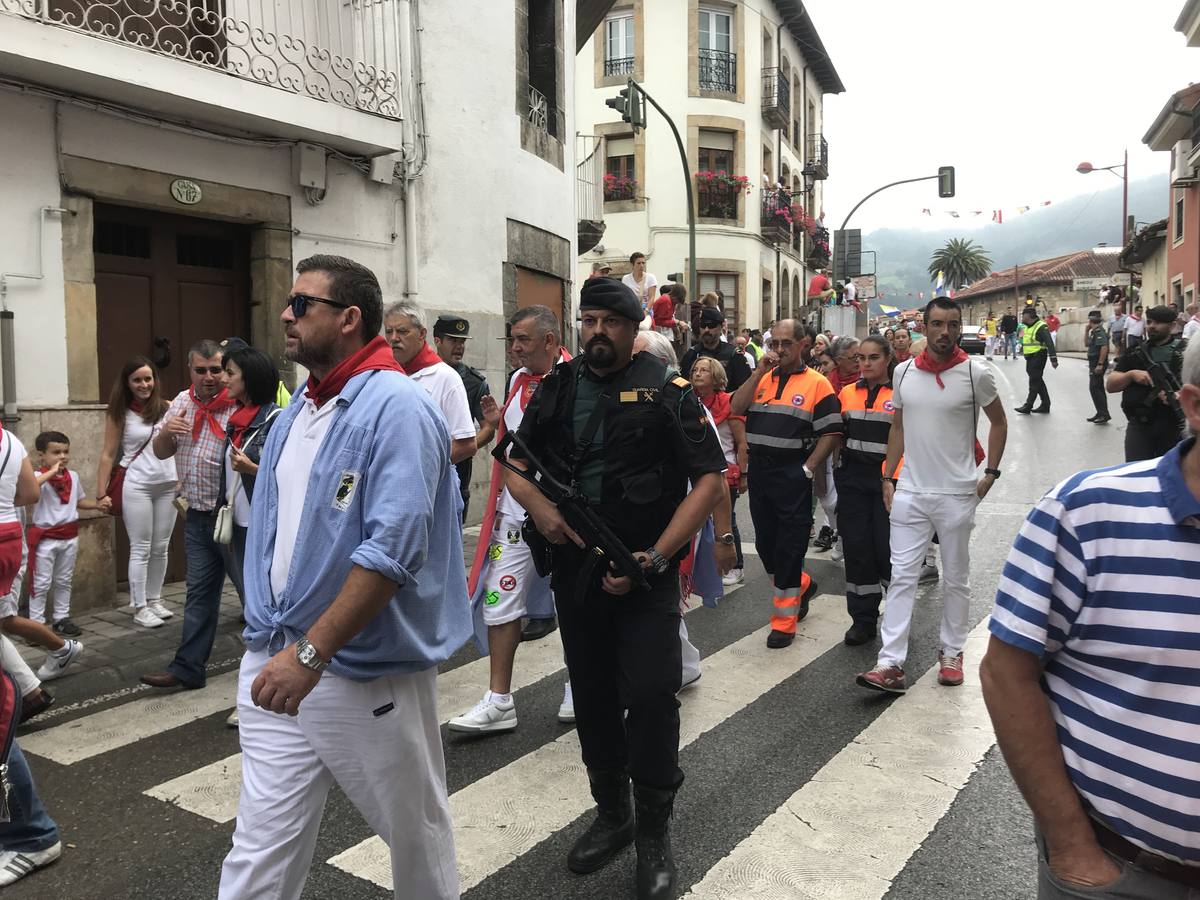 Fotos: Imágenes del primer encierro de las fiestas de Ampuero