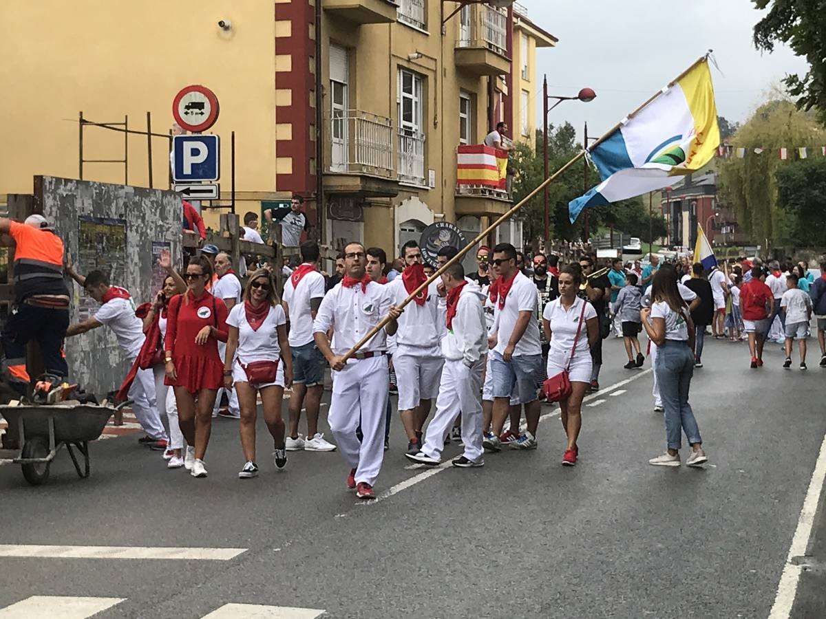 Fotos: Imágenes del primer encierro de las fiestas de Ampuero