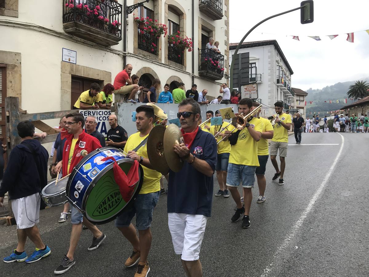 Fotos: Imágenes del primer encierro de las fiestas de Ampuero