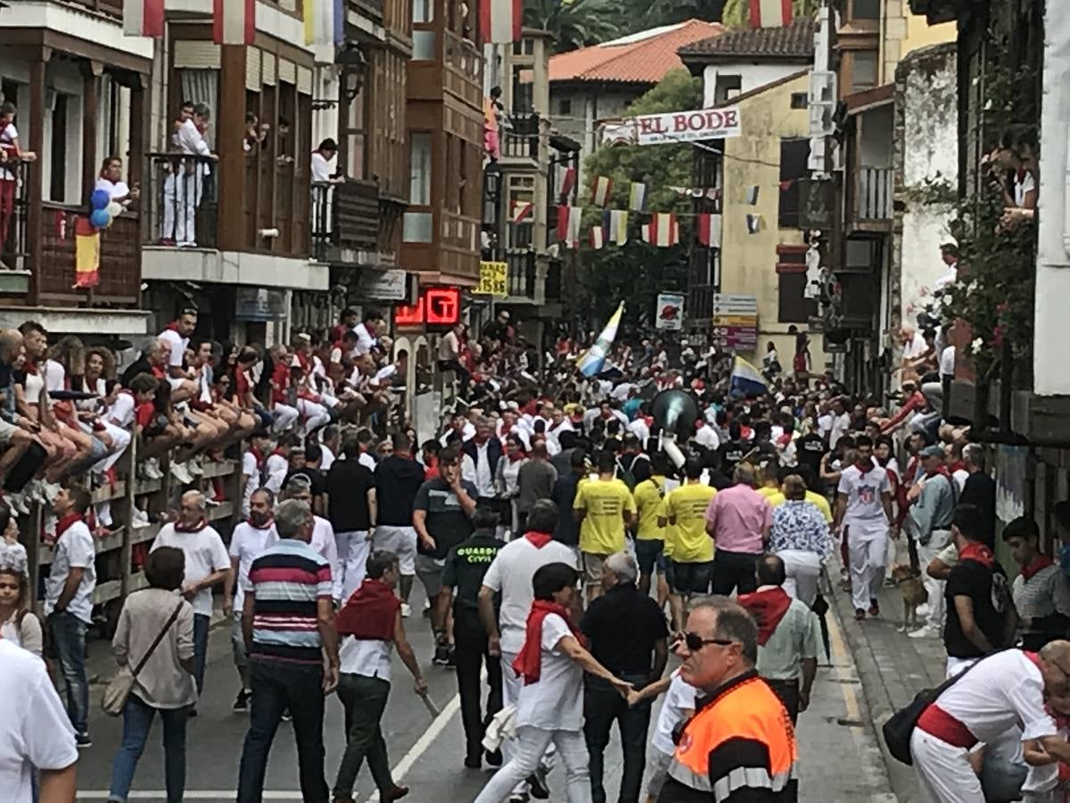 Fotos: Imágenes del primer encierro de las fiestas de Ampuero