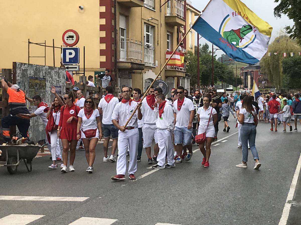 Fotos: Imágenes del primer encierro de las fiestas de Ampuero