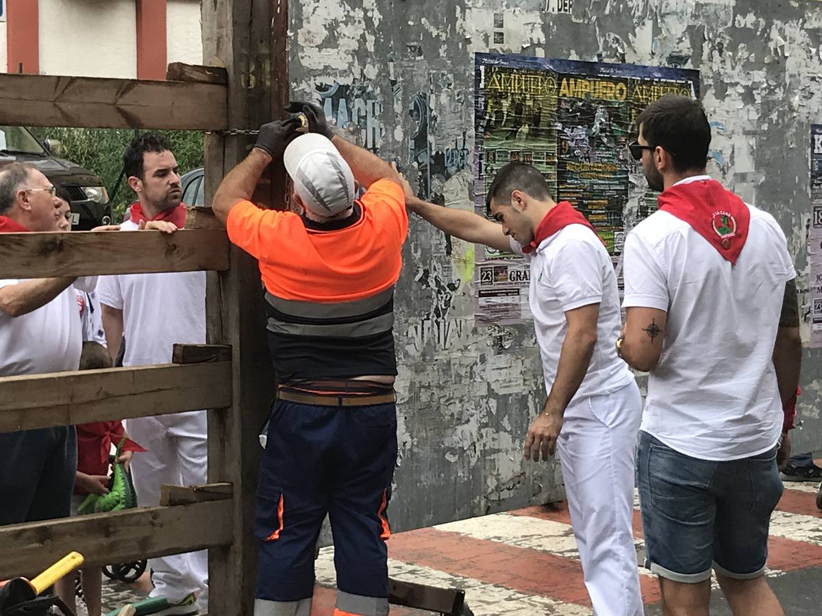 Fotos: Imágenes del primer encierro de las fiestas de Ampuero