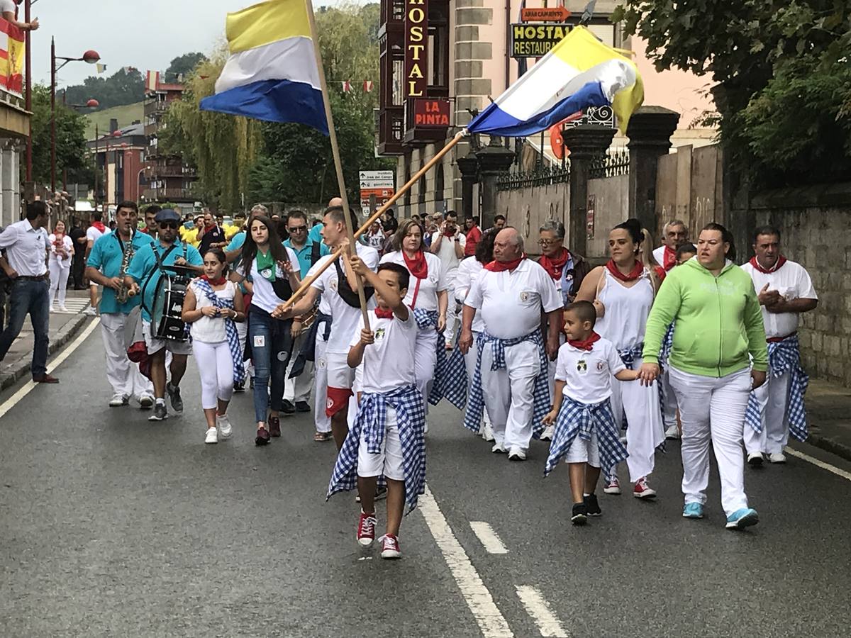 Fotos: Imágenes del primer encierro de las fiestas de Ampuero