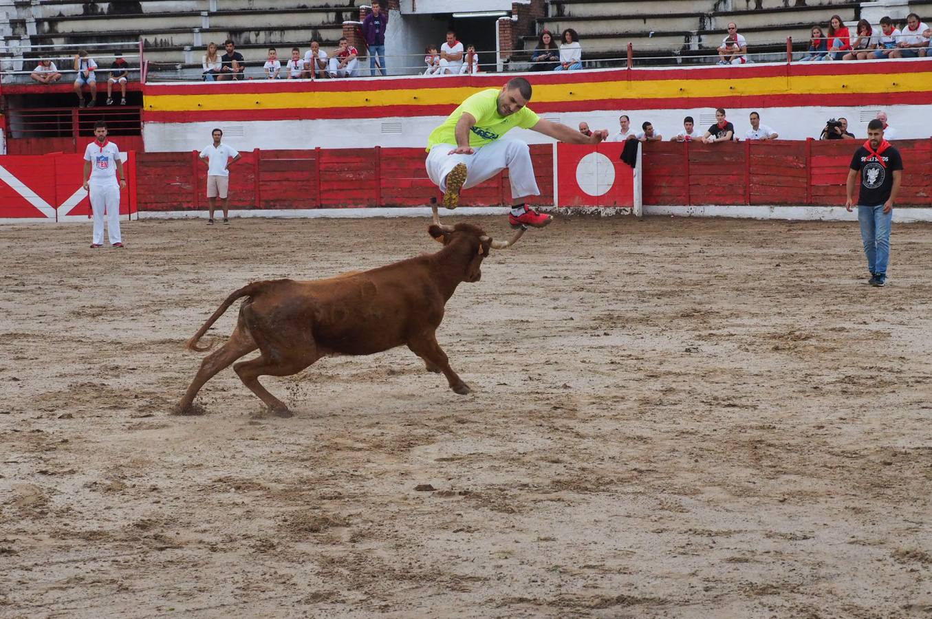 Fotos: Imágenes del primer encierro de las fiestas de Ampuero